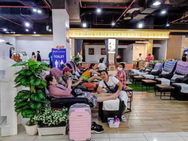 MIXT Chatuchak alışveriş merkezinde, Tayland geleneksel masajında turistler ve yerel insanlar için yorgun vücutlarını mutlu bir şekilde rahatlatmak için servis alanı vardır. Bangkok, Tayland. - 6 Haziran 2025.
