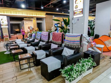 MIXT Chatuchak alışveriş merkezinde, Tayland geleneksel masajında turistler ve yerel insanlar için yorgun vücutlarını mutlu bir şekilde rahatlatmak için servis alanı vardır. Bangkok, Tayland. - 6 Haziran 2025.