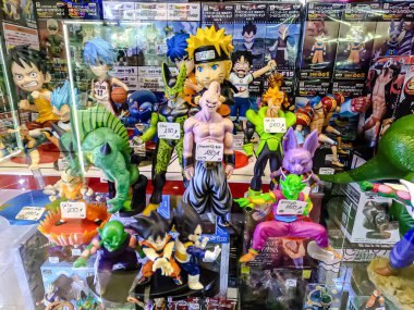 Farklı figür ve stillerde Japon plastik oyuncak bebekleri seçici odaklı hatıra olarak MIXT Chatuchak 'ta satılıyor. Bangkok, Tayland. - 7 Haziran 2025.