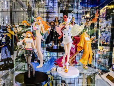 Farklı figür ve stillerde Japon plastik oyuncak bebekleri seçici odaklı hatıra olarak MIXT Chatuchak 'ta satılıyor. Bangkok, Tayland. - 7 Haziran 2025.