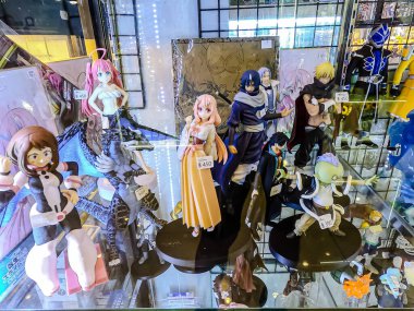 Farklı figür ve stillerde Japon plastik oyuncak bebekleri seçici odaklı hatıra olarak MIXT Chatuchak 'ta satılıyor. Bangkok, Tayland. - 7 Haziran 2025.