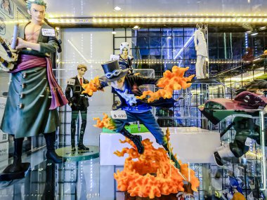 Farklı figür ve stillerde Japon plastik oyuncak bebekleri seçici odaklı hatıra olarak MIXT Chatuchak 'ta satılıyor. Bangkok, Tayland. - 7 Haziran 2025.