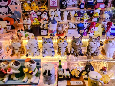 Farklı figür ve stillerde Japon plastik oyuncak bebekleri seçici odaklı hatıra olarak MIXT Chatuchak 'ta satılıyor. Bangkok, Tayland. - 7 Haziran 2025.