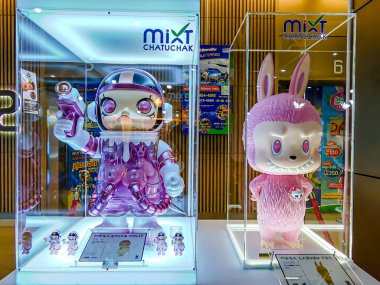 Farklı figür ve stillerde Japon plastik oyuncak bebekleri seçici odaklı hatıra olarak MIXT Chatuchak 'ta satılıyor. Bangkok, Tayland. - 7 Haziran 2025.
