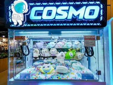 Central Rama9 'da iç mekan, Coin' in işlettiği oyun makineleri turistler ve yerel ziyaretçiler için şanslarını deneyebilsinler diye alışveriş merkezi eğlence alanı. Bangkok, Tayland. - 6 Haziran 2025.