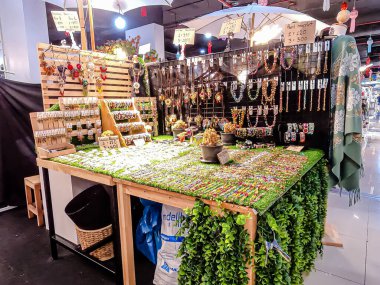 MIXT Chatuchak 'taki alışveriş merkezinin iç manzarası, çeşitli ürün, giysi, turistler ve yerel insanlar için hediyelik eşya satan farklı dükkanlar sergileniyor. Bangkok, Tayland. - 6 Haziran 2025.