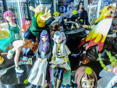 Farklı figür ve stillerde Japon plastik oyuncak bebekleri seçici odaklı hatıra olarak MIXT Chatuchak 'ta satılıyor. Bangkok, Tayland. - 7 Haziran 2025.