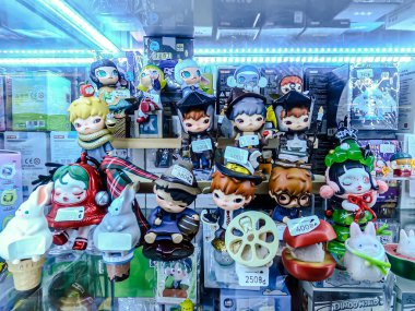 Farklı figür ve stillerde Japon plastik oyuncak bebekleri seçici odaklı hatıra olarak MIXT Chatuchak 'ta satılıyor. Bangkok, Tayland. - 7 Haziran 2025.