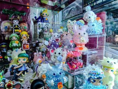 Farklı figür ve stillerde Japon plastik oyuncak bebekleri seçici odaklı hatıra olarak MIXT Chatuchak 'ta satılıyor. Bangkok, Tayland. - 7 Haziran 2025.