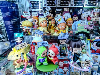 Farklı figür ve stillerde Japon plastik oyuncak bebekleri seçici odaklı hatıra olarak MIXT Chatuchak 'ta satılıyor. Bangkok, Tayland. - 7 Haziran 2025.