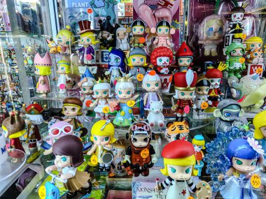 Farklı figür ve stillerde Japon plastik oyuncak bebekleri seçici odaklı hatıra olarak MIXT Chatuchak 'ta satılıyor. Bangkok, Tayland. - 7 Haziran 2025.