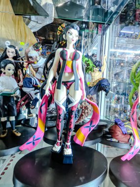 Farklı figür ve stillerde Japon plastik oyuncak bebekleri seçici odaklı hatıra olarak MIXT Chatuchak 'ta satılıyor. Bangkok, Tayland. - 7 Haziran 2025.