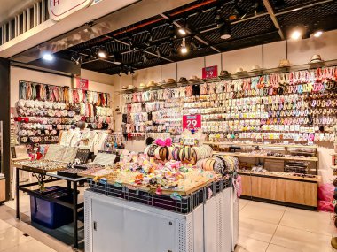 MIXT Chatuchak 'taki alışveriş merkezinin iç manzarası, çeşitli ürün, giysi, turistler ve yerel insanlar için hediyelik eşya satan farklı dükkanlar sergileniyor. Bangkok, Tayland. - 6 Haziran 2025.