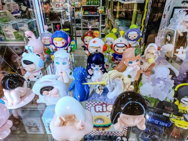 Farklı figür ve stillerde Japon plastik oyuncak bebekleri seçici odaklı hatıra olarak MIXT Chatuchak 'ta satılıyor. Bangkok, Tayland. - 7 Haziran 2025.