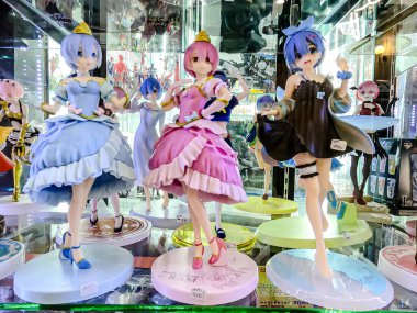 Farklı figür ve stillerde Japon plastik oyuncak bebekleri seçici odaklı hatıra olarak MIXT Chatuchak 'ta satılıyor. Bangkok, Tayland. - 7 Haziran 2025.