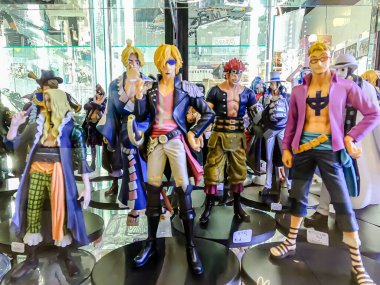 Farklı figür ve stillerde Japon plastik oyuncak bebekleri seçici odaklı hatıra olarak MIXT Chatuchak 'ta satılıyor. Bangkok, Tayland. - 7 Haziran 2025.