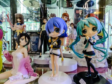 Farklı figür ve stillerde Japon plastik oyuncak bebekleri seçici odaklı hatıra olarak MIXT Chatuchak 'ta satılıyor. Bangkok, Tayland. - 7 Haziran 2025.