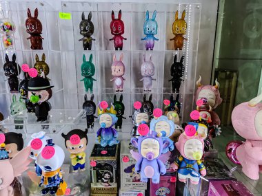 Farklı figür ve stillerde Japon plastik oyuncak bebekleri seçici odaklı hatıra olarak MIXT Chatuchak 'ta satılıyor. Bangkok, Tayland. - 7 Haziran 2025.