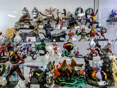 Farklı figür ve stillerde Japon plastik oyuncak bebekleri seçici odaklı hatıra olarak MIXT Chatuchak 'ta satılıyor. Bangkok, Tayland. - 7 Haziran 2025.