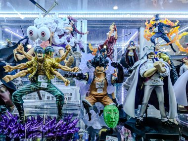 Farklı figür ve stillerde Japon plastik oyuncak bebekleri seçici odaklı hatıra olarak MIXT Chatuchak 'ta satılıyor. Bangkok, Tayland. - 7 Haziran 2025.