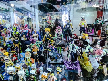 Farklı figür ve stillerde Japon plastik oyuncak bebekleri seçici odaklı hatıra olarak MIXT Chatuchak 'ta satılıyor. Bangkok, Tayland. - 7 Haziran 2025.