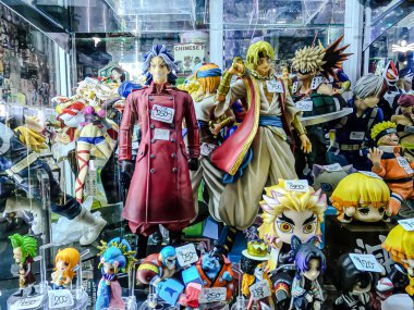 Farklı figür ve stillerde Japon plastik oyuncak bebekleri seçici odaklı hatıra olarak MIXT Chatuchak 'ta satılıyor. Bangkok, Tayland. - 7 Haziran 2025.