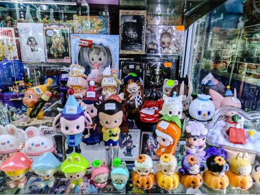 Farklı figür ve stillerde Japon plastik oyuncak bebekleri seçici odaklı hatıra olarak MIXT Chatuchak 'ta satılıyor. Bangkok, Tayland. - 7 Haziran 2025.