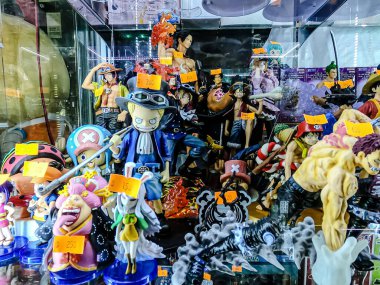 Farklı figür ve stillerde Japon plastik oyuncak bebekleri seçici odaklı hatıra olarak MIXT Chatuchak 'ta satılıyor. Bangkok, Tayland. - 7 Haziran 2025.