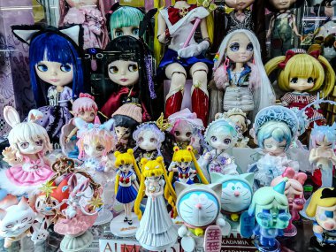 Farklı figür ve stillerde Japon plastik oyuncak bebekleri seçici odaklı hatıra olarak MIXT Chatuchak 'ta satılıyor. Bangkok, Tayland. - 7 Haziran 2025.
