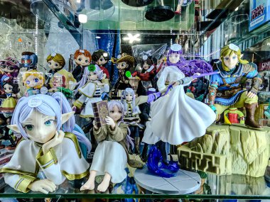 Farklı figür ve stillerde Japon plastik oyuncak bebekleri seçici odaklı hatıra olarak MIXT Chatuchak 'ta satılıyor. Bangkok, Tayland. - 7 Haziran 2025.