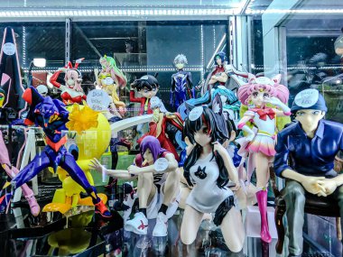 Farklı figür ve stillerde Japon plastik oyuncak bebekleri seçici odaklı hatıra olarak MIXT Chatuchak 'ta satılıyor. Bangkok, Tayland. - 7 Haziran 2025.