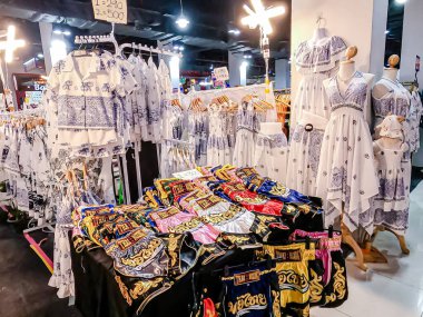 MIXT Chatuchak 'taki alışveriş merkezinin iç manzarası, çeşitli ürün, giysi, turistler ve yerel insanlar için hediyelik eşya satan farklı dükkanlar sergileniyor. Bangkok, Tayland. - 6 Haziran 2025.