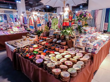 MIXT Chatuchak 'taki alışveriş merkezinin iç manzarası, çeşitli ürün, giysi, turistler ve yerel insanlar için hediyelik eşya satan farklı dükkanlar sergileniyor. Bangkok, Tayland. - 6 Haziran 2025.