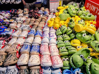 MIXT Chatuchak 'taki alışveriş merkezinin iç manzarası, çeşitli ürün, giysi, turistler ve yerel insanlar için hediyelik eşya satan farklı dükkanlar sergileniyor. Bangkok, Tayland. - 6 Haziran 2025.