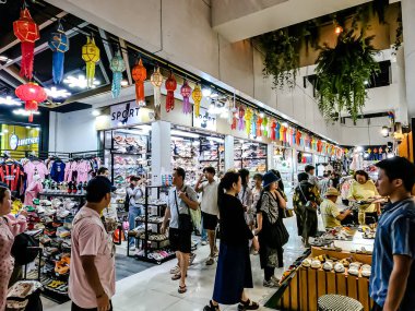 MIXT Chatuchak 'taki alışveriş merkezinin iç manzarası, çeşitli ürün, giysi, turistler ve yerel insanlar için hediyelik eşya satan farklı dükkanlar sergileniyor. Bangkok, Tayland. - 6 Haziran 2025.