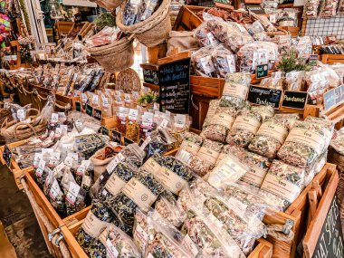 Chatuchak Haftasonu Pazarı 'nda sahil yürüyüşü boyunca yiyecek tezgahları. Her türlü güzel eşyayı, giysilere hediyelik eşya satıyorsun. Bangkok, Tayland 6 Haziran 2025.