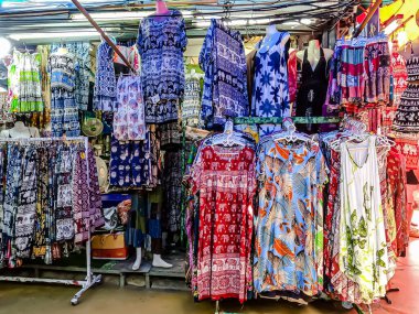 Chatuchak Haftasonu Pazarı 'nda sahil yürüyüşü boyunca yiyecek tezgahları. Her türlü güzel eşyayı, giysilere hediyelik eşya satıyorsun. Bangkok, Tayland 6 Haziran 2025.