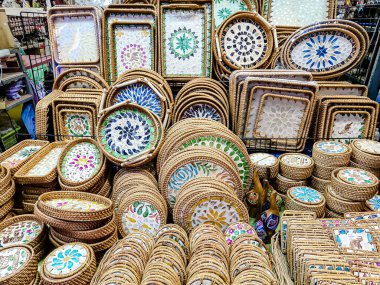 Chatuchak Haftasonu Pazarı 'nda sahil yürüyüşü boyunca yiyecek tezgahları. Her türlü güzel eşyayı, giysilere hediyelik eşya satıyorsun. Bangkok, Tayland 6 Haziran 2025.