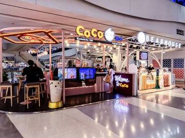 Bangkok, Tayland. - 6 Haziran 2025: Merkez Rama9 'daki farklı dükkanların iç mekanı, hediyelik eşyalar, sinema, restoranlar ve müşteriler için dinlenme alanı.