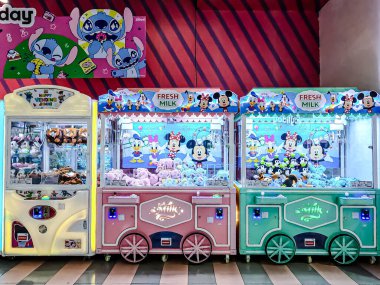 Central Rama9 'da iç mekan, Coin' in işlettiği oyun makineleri turistler ve yerel ziyaretçiler için şanslarını deneyebilsinler diye alışveriş merkezi eğlence alanı. Bangkok, Tayland. - 6 Haziran 2025.