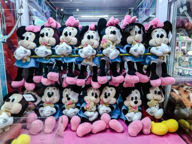 Central Rama9 'da iç mekan, Coin' in işlettiği oyun makineleri turistler ve yerel ziyaretçiler için şanslarını deneyebilsinler diye alışveriş merkezi eğlence alanı. Bangkok, Tayland. - 6 Haziran 2025.