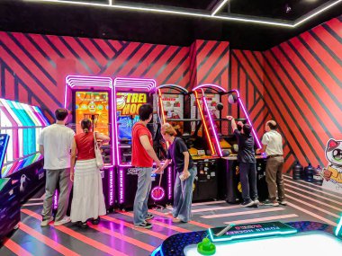 Central Rama9 'da iç mekan, Coin' in işlettiği oyun makineleri turistler ve yerel ziyaretçiler için şanslarını deneyebilsinler diye alışveriş merkezi eğlence alanı. Bangkok, Tayland. - 6 Haziran 2025.