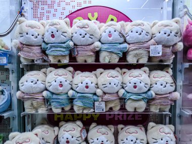 Central Rama9 'da iç mekan, Coin' in işlettiği oyun makineleri turistler ve yerel ziyaretçiler için şanslarını deneyebilsinler diye alışveriş merkezi eğlence alanı. Bangkok, Tayland. - 6 Haziran 2025.