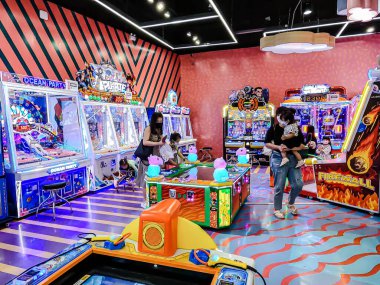 Central Rama9 'da iç mekan, Coin' in işlettiği oyun makineleri turistler ve yerel ziyaretçiler için şanslarını deneyebilsinler diye alışveriş merkezi eğlence alanı. Bangkok, Tayland. - 6 Haziran 2025.