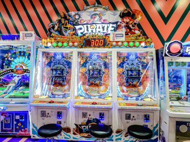 Central Rama9 'da iç mekan, Coin' in işlettiği oyun makineleri turistler ve yerel ziyaretçiler için şanslarını deneyebilsinler diye alışveriş merkezi eğlence alanı. Bangkok, Tayland. - 6 Haziran 2025.