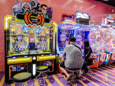 Central Rama9 'da iç mekan, Coin' in işlettiği oyun makineleri turistler ve yerel ziyaretçiler için şanslarını deneyebilsinler diye alışveriş merkezi eğlence alanı. Bangkok, Tayland. - 6 Haziran 2025.