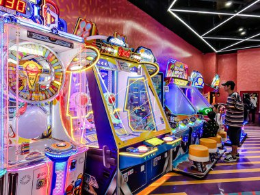 Central Rama9 'da iç mekan, Coin' in işlettiği oyun makineleri turistler ve yerel ziyaretçiler için şanslarını deneyebilsinler diye alışveriş merkezi eğlence alanı. Bangkok, Tayland. - 6 Haziran 2025.
