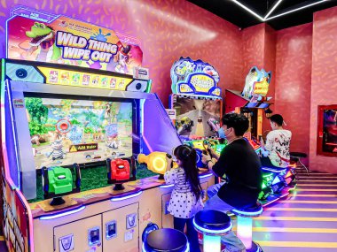 Central Rama9 'da iç mekan, Coin' in işlettiği oyun makineleri turistler ve yerel ziyaretçiler için şanslarını deneyebilsinler diye alışveriş merkezi eğlence alanı. Bangkok, Tayland. - 6 Haziran 2025.