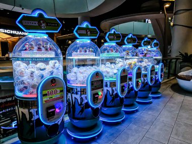 Central Rama9 'da iç mekan, Coin' in işlettiği oyun makineleri turistler ve yerel ziyaretçiler için şanslarını deneyebilsinler diye alışveriş merkezi eğlence alanı. Bangkok, Tayland. - 6 Haziran 2025.