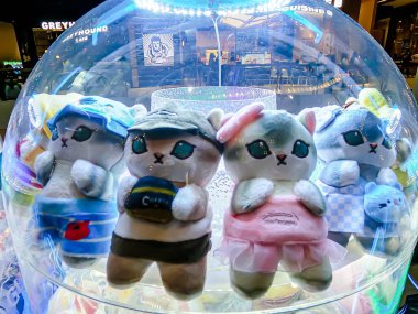 Central Rama9 'da iç mekan, Coin' in işlettiği oyun makineleri turistler ve yerel ziyaretçiler için şanslarını deneyebilsinler diye alışveriş merkezi eğlence alanı. Bangkok, Tayland. - 6 Haziran 2025.